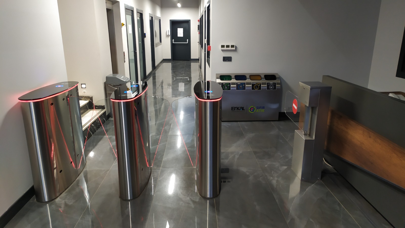 Quick access to the customer office and VIP turnstile